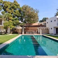 Alberca y jardines en desarrollo de Morelos