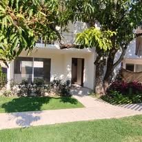 Casa moderna con jardín